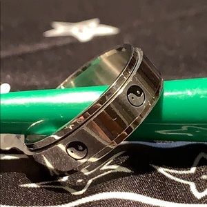 Spinning yin yang ring